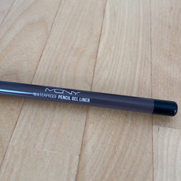 MacQueen New York Waterproof Pencil Gel Liner Classic Herione - Picture 2 of 3